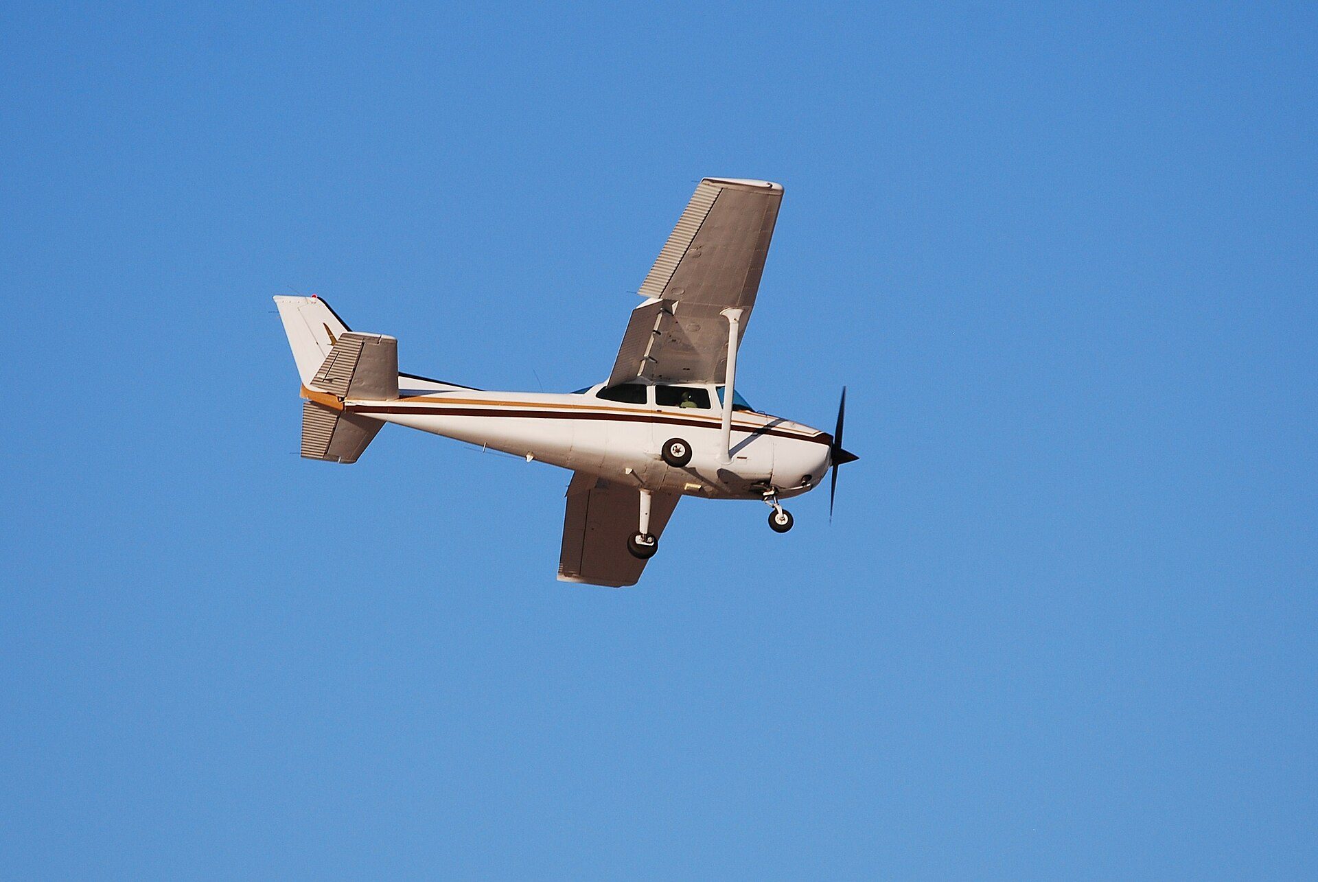 Cessna 172 banking in flight